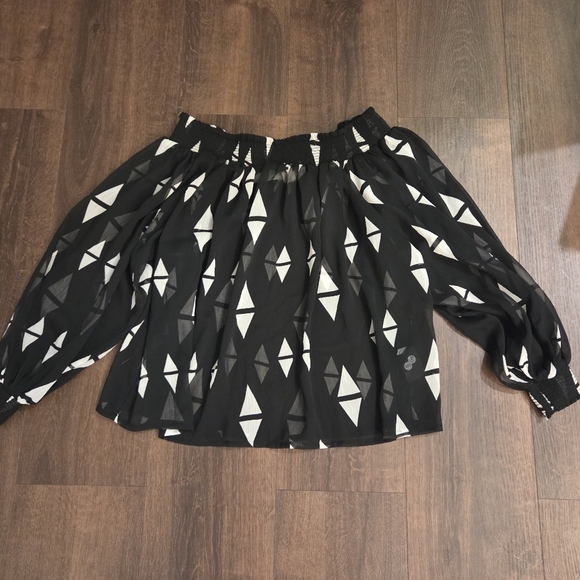 NWT H&M Black and White Sheer Geometric Blouse - Picture 5 of 7